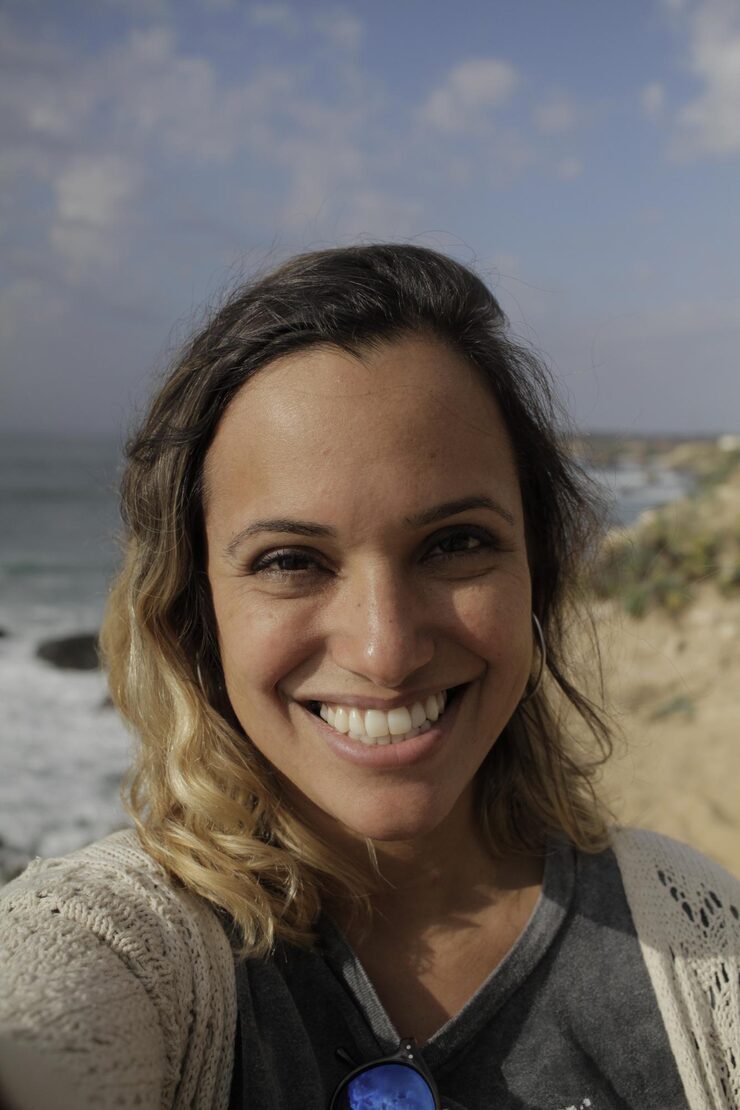 close up portrait smiling woman beach 1048944 18651024