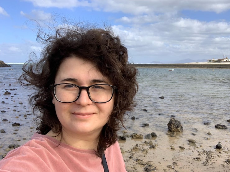portrait smiling woman standing beach 1048944 15382790